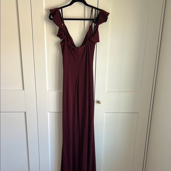 Laundry by Shelli Segal Burgundy Gown Ruched sides and flutter Sleeve | 10 - Picture 4 of 7